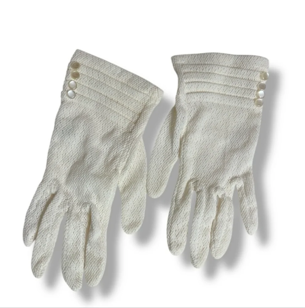 VINTAGE Ivory Ban-Lon Knit Wrist Length Gloves Pleated Detail Decorative Buttons